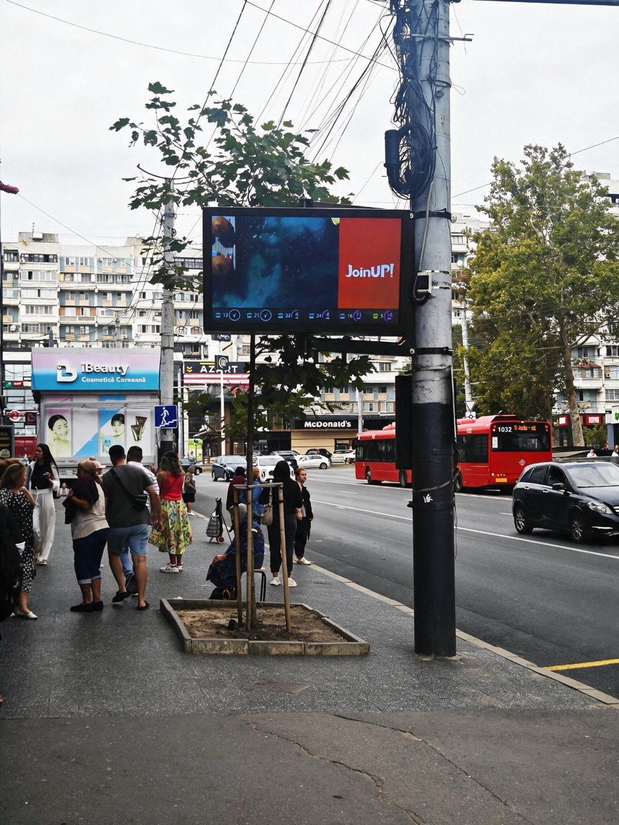 Monitor stradal de 75 inch montat pe stâlp
